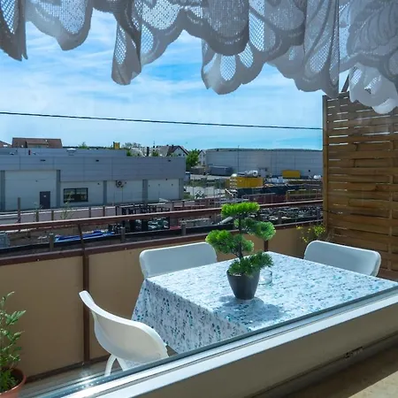 Cosystay Near Airport דירה